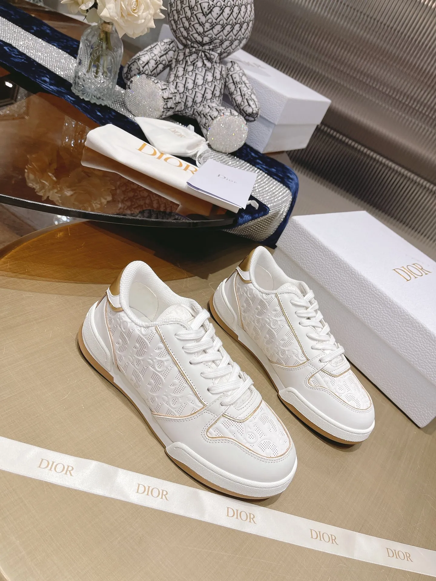 👟👟Ex-factory price 480👟👟 Dior D'24 autumn and winter new one series white shoes, casual sports shoes, sneakers, original purchase, development and production. This season's new Dio One sports shoes are fashionable and modern, highlighting Dior's exquisite craftsmanship. Crafted from white cow leather, it features an Oblique print-effect cut-out panel for a unique look. The insole is decorated with stars and the tongue is decorated with the Christian Dio 👟👟 ex-factory ARIS logo. It can be paired with all kinds of casual items this season to add a bright finishing touch to fashionable looks. Fabric: Original customized first-layer cowhide Lining: Imported breathable mesh lining Sole: Original molded two-color T 👟👟 Factory price U outsole Sole thickness: 2.5CM Size: Women's 35-41 (customized at 40.41)